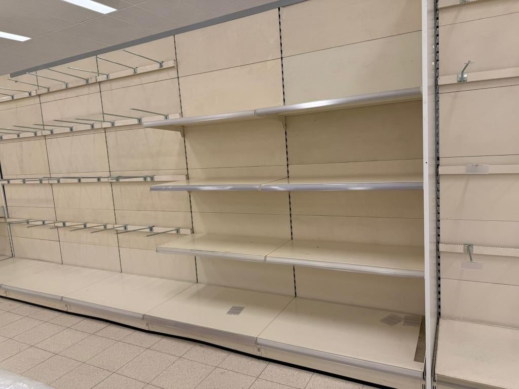 étagères de magasin, Enlèvement