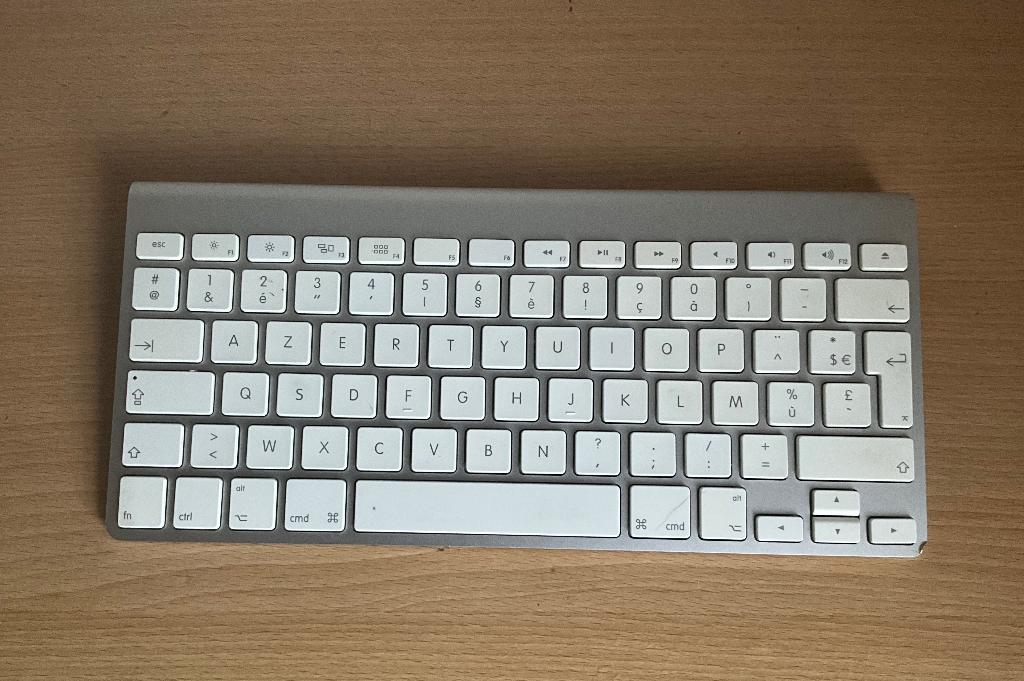 apple clavier sans fil magic keyboard A1314 azerty, Informatique & Logiciels, Claviers, Enlèvement ou Envoi, Azerty, Utilisé, Apple