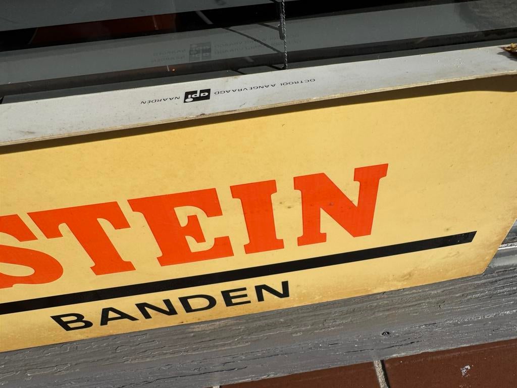Vredestein fait usage d'un vieux panneau d'affichage, Enlèvement, Utilisé, Panneau publicitaire