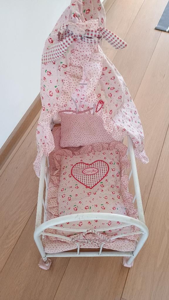 Lit de poupée en métal, avec ciel de lit et draps à fleurs, Enlèvement