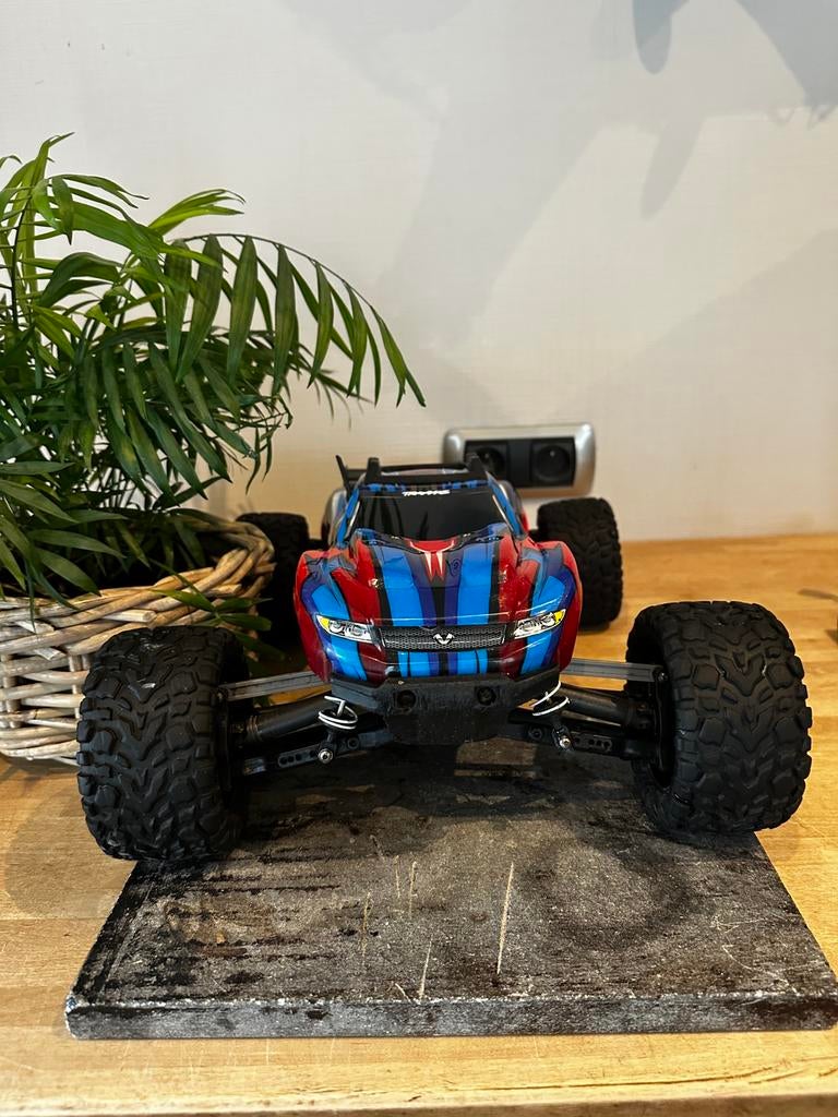 Traxxas Rustler 4x4 geüpgrade + reserve onderdelen, Hobby en Vrije tijd, Ophalen, Zo goed als nieuw, Auto