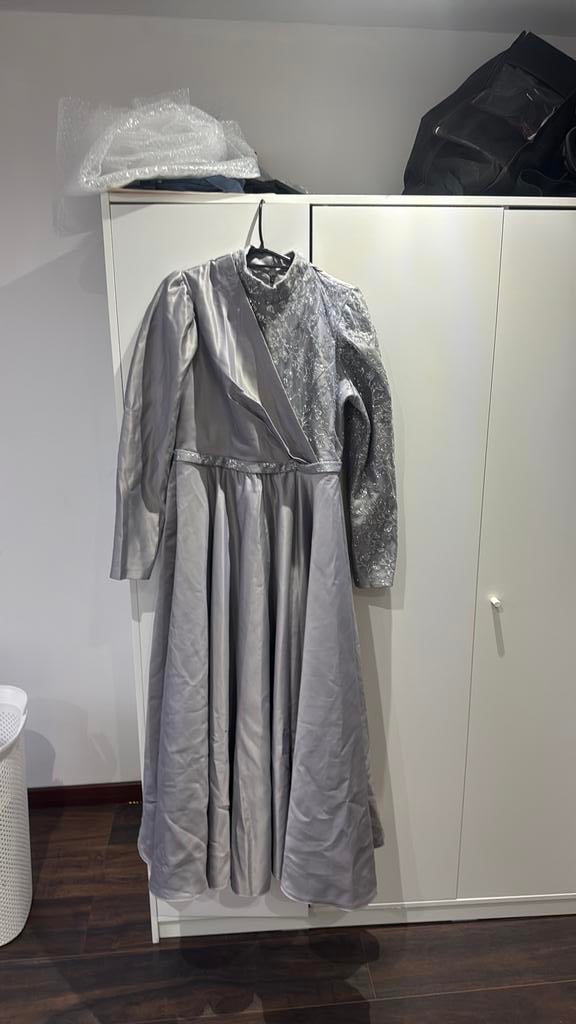 Elegante grijze satijnen jurk met geborduurde details, Maat 38/40 (M), Galajurk, Ophalen of Verzenden, Zo goed als nieuw