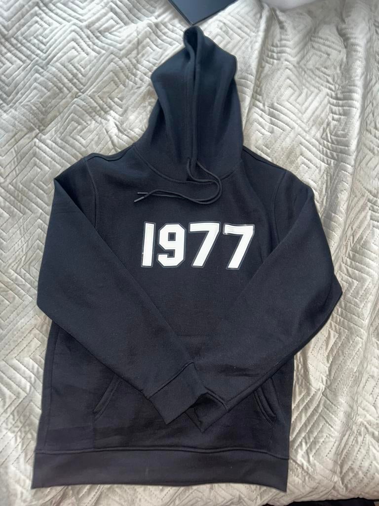 1977 hoodie, Kleding | Heren, Truien en Vesten, Ophalen of Verzenden, Nieuw, Maat 48/50 (M), Zwart