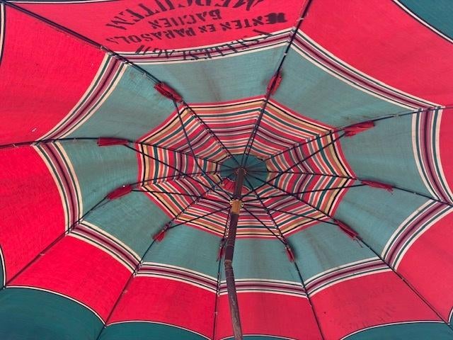 HEEL OUDE PARASOL IN ZEILDOEK. JAREN 50. BROCANTE, Antiek en Kunst, Curiosa en Brocante, Ophalen of Verzenden