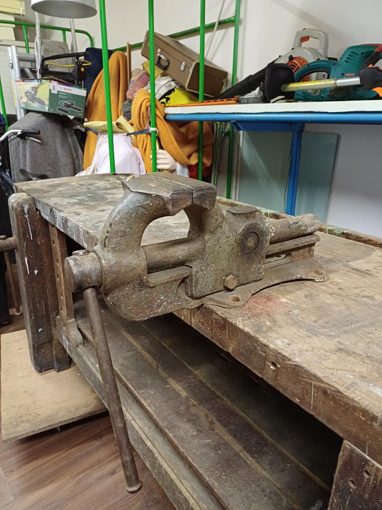 Antieke werkbank in prima staat L202 cm BR61cm H80 cm, Ophalen
