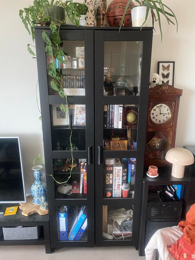 2 vitrines BRIMNES Ikea noires, 25 à 50 cm, Utilisé, 50 à 100 cm, Avec tablette(s)