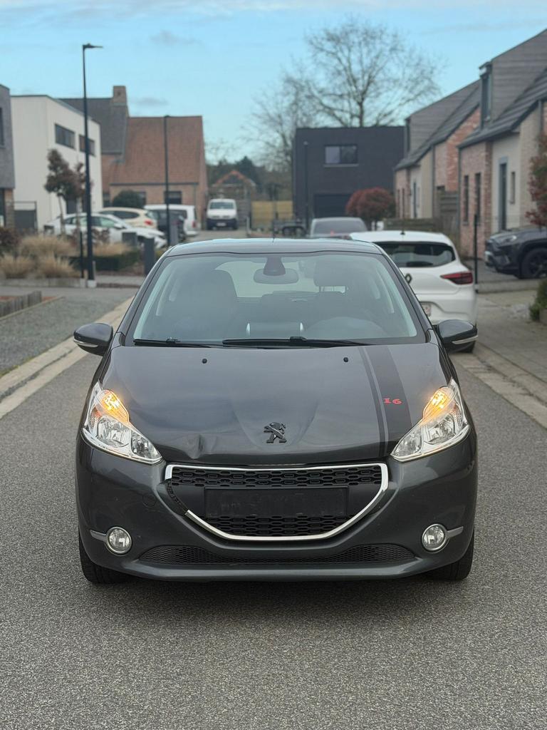 Peugeot 208 2014 132 000 km 1.2 essence, Autos, Achat, Particulier, Essence
