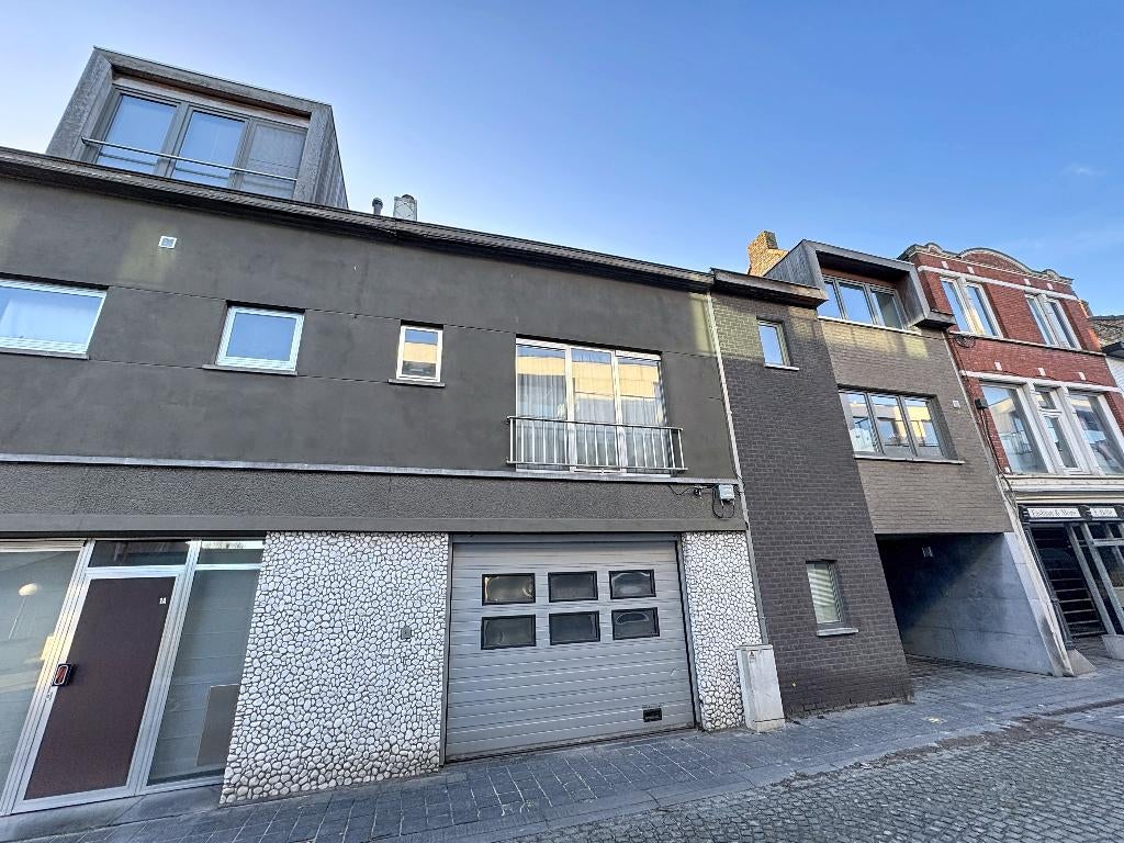 Opbrengsteigendom bestaande uit 3 appartementen en handelspa, 200 tot 500 m², Provincie West-Vlaanderen, 181 kWh/m²/jaar, Appartement