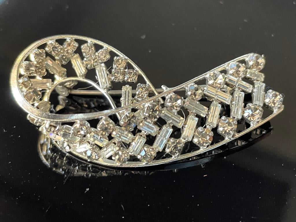 Broche vintage en strass, Bijoux, Sacs & Beauté, Enlèvement ou Envoi, Comme neuf, 4 à 7 cm, Avec strass