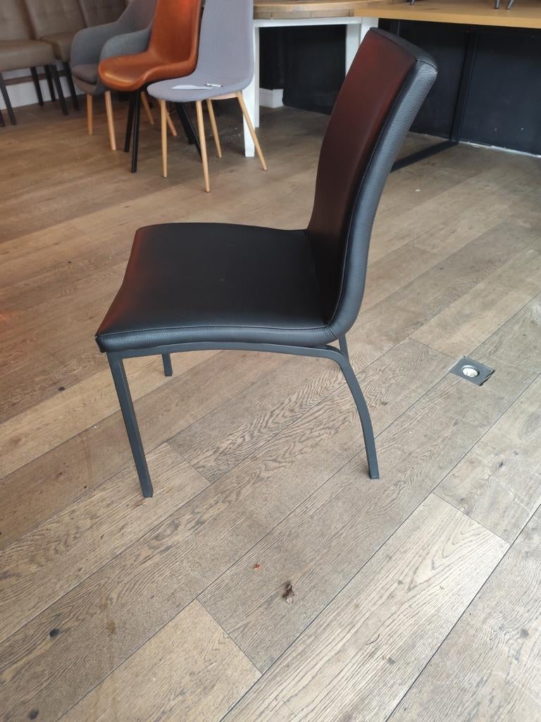 Zwarte stoel in lederlook met ijzeren poten. 1 stuk., Ophalen