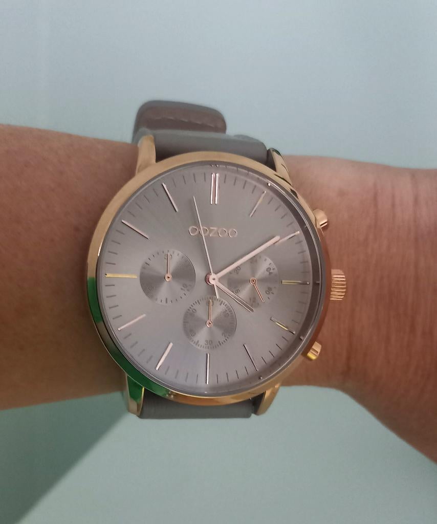 OOZO HORLOGE – LEREN BAND (TAUPE) – ROSEGOUD KAST - UNISEX, Handtassen en Accessoires, Horloges | Dames, Overige materialen, Leer