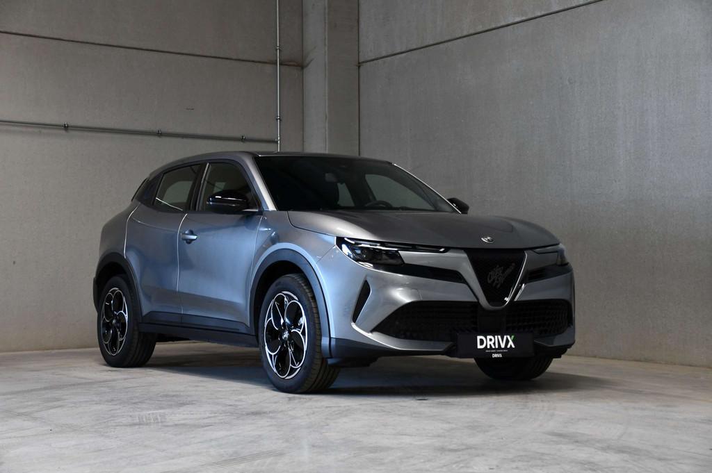 Alfa Romeo Junior E-Junior - Carplay - ACC - DAB (bj 2025), Auto's, Stof, Gebruikt, Zwart, Parkeersensor