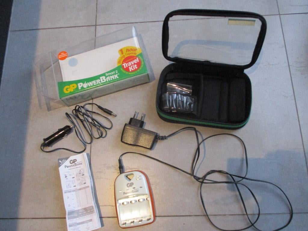 Gp powerbank batterij lader voor aa en aaa met car adapter, Enlèvement ou Envoi, Comme neuf