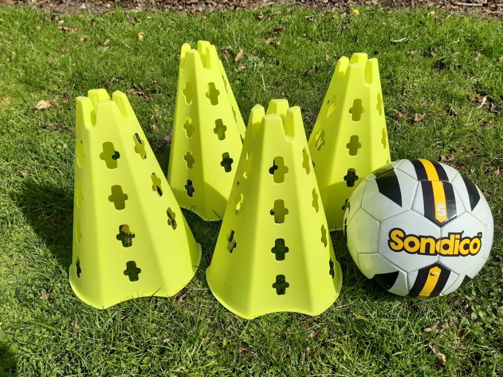 Voetbal met 4 kegels, Sport en Fitness, Voetbal, Ophalen of Verzenden, Gebruikt, Bal