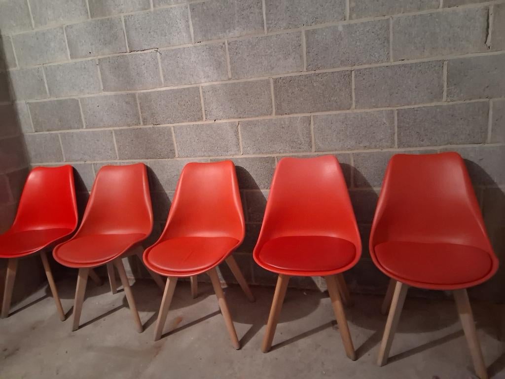 5 stoelen in Scandinavische stijl, houten poten, rode kleur, Vacatures