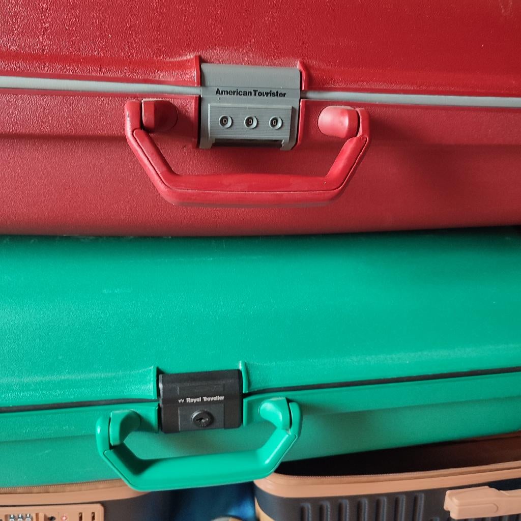 valises une verte et une rouge rigide 75cmx60cmx33cm  91 L, Enlèvement, Utilisé, Plastique dur, Roulettes