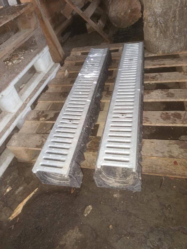 2 Afvoergoten / lengte: 1 m / breedte: 14 cm / buis 110, Ophalen