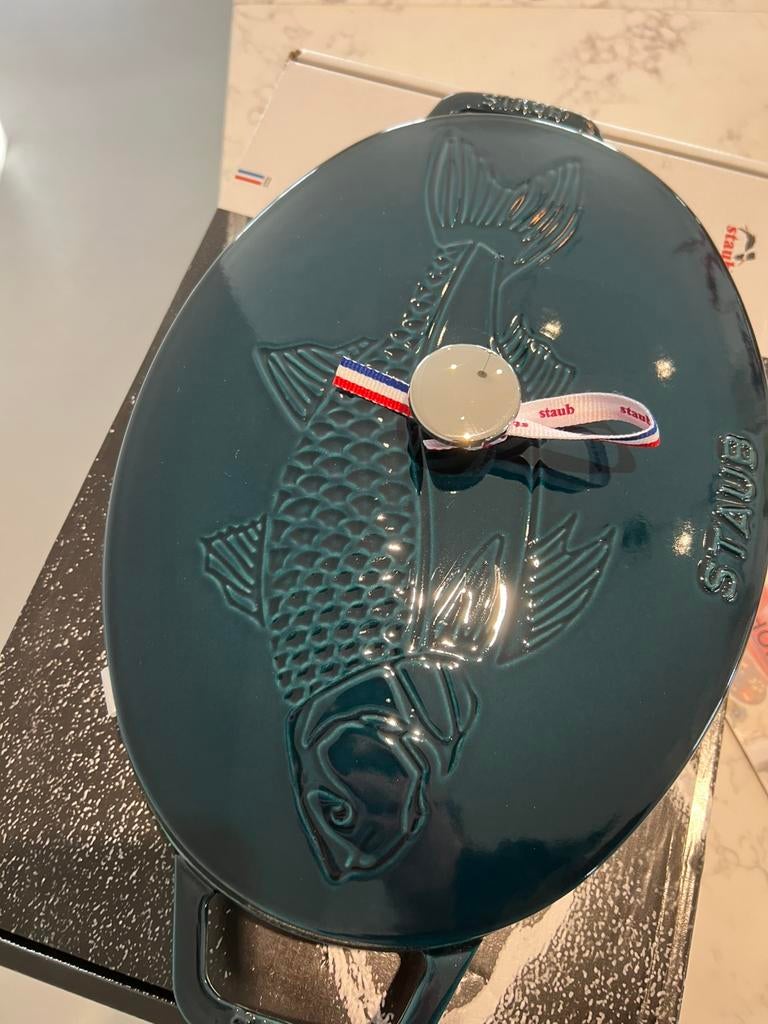 Staub ovenschaal 33 cm La Mer nieuw, Gietijzer, Nieuw, Ophalen of Verzenden, Keramische plaat