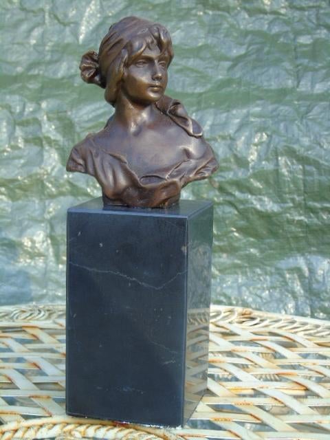 borstbeeld van een vrouw in brons op marmer gesigneerd..., Ophalen of Verzenden, Brons