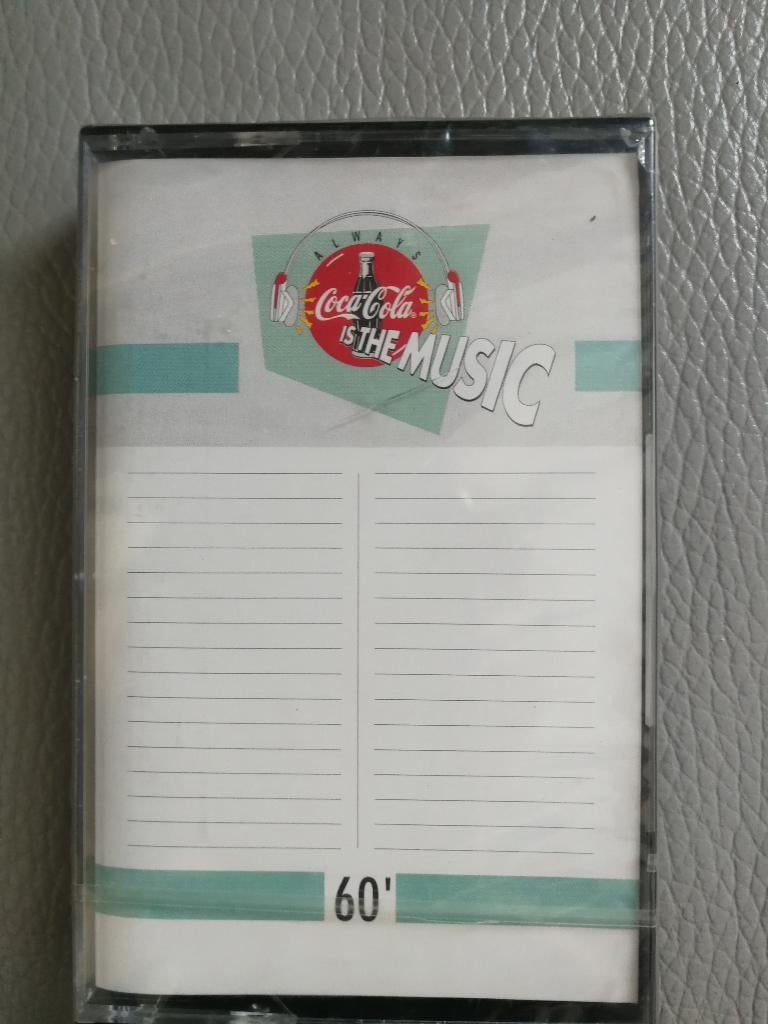 Cassette Coca Cola is the Music 60' in blister, Cd's en Dvd's, Cassettebandjes, Ophalen of Verzenden, Nieuw in verpakking, 1 bandje