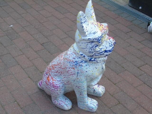 veelkleurig zithondbeeld, nieuw en te koop!, Ophalen of Verzenden, Nieuw, Kunststof, Dierenbeeld