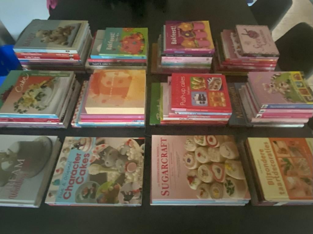 Lot van 74 boeken over bakken, decoreren van taart en gebak, Ophalen of Verzenden, Gebruikt, Taarten of Cupcakes, Boek of Tijdschrift