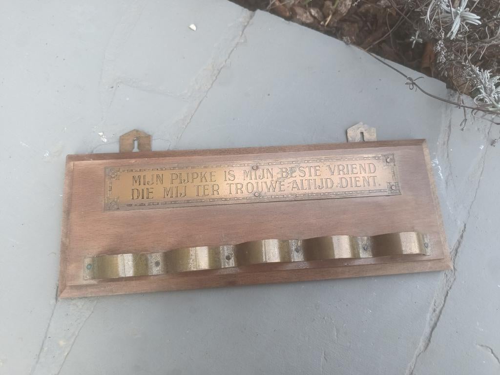 Oude houten / koperen pijpenhouder plankje met spreuk, Ophalen of Verzenden