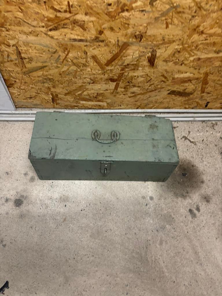 Ancien coffre en bois, Enlèvement, Comme neuf