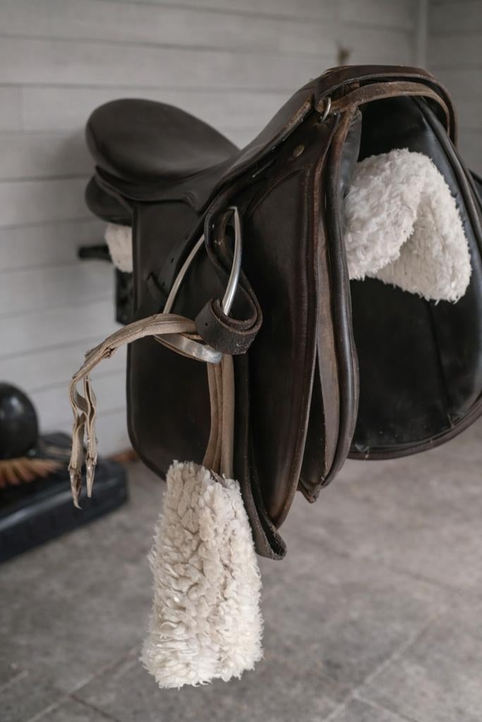 Dressuurzadel (en allerhande teugels, poetsgerief paarden), Ophalen