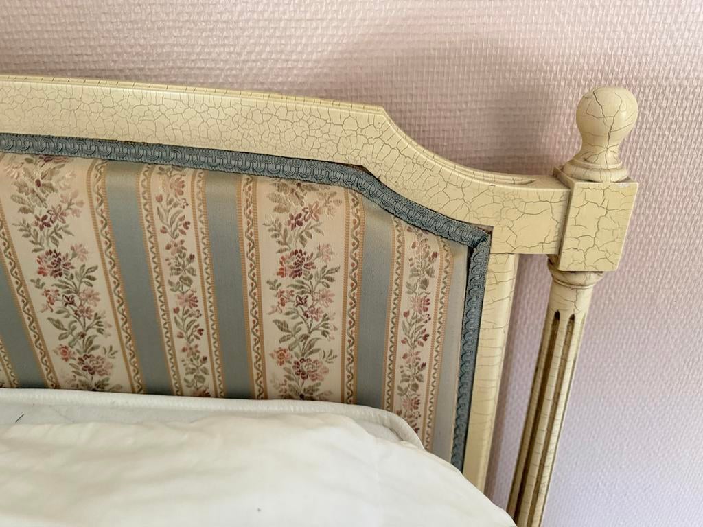 Lit ancien de style Louis XVI, Enlèvement