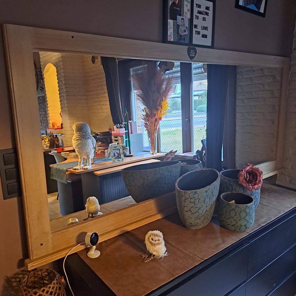 Grote spiegel met houten frame – decoratief