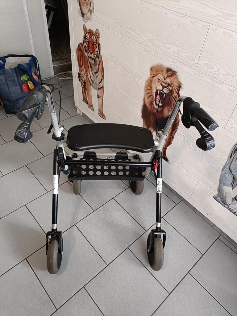 Tribune déambulateur avec 4 roues,2 freins,assise, Ophalen, Opvouwbaar