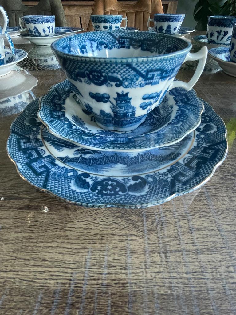 assiettes et tasses en forme de saule bleu, Enlèvement, Comme neuf, Assiettes(s)