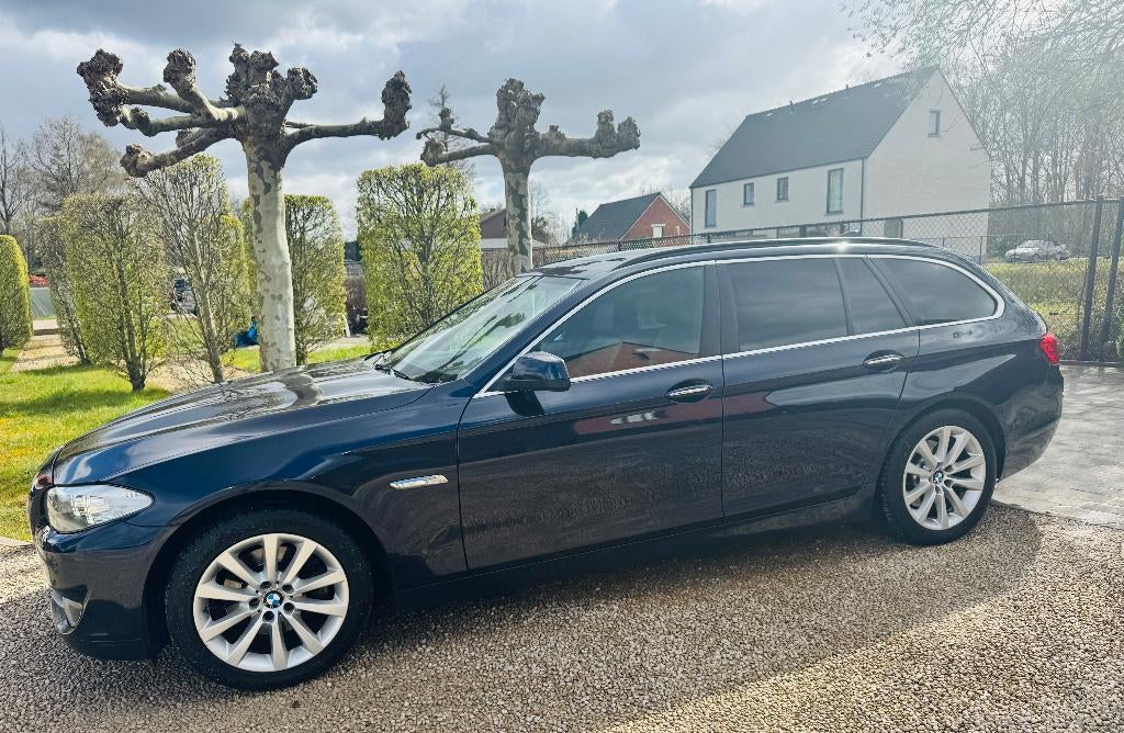 BELLE  BMW 520i, PANO, APPAREIL PHOTO, CUIR, Autos, BMW, Cuir, Euro 5, Entreprise, Carnet d'entretien
