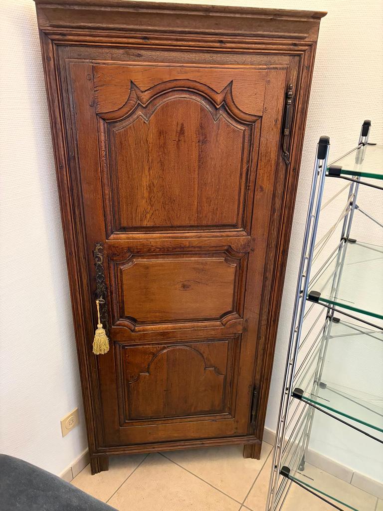 Armoire de coin avec une porte à clé et étagères, Enlèvement