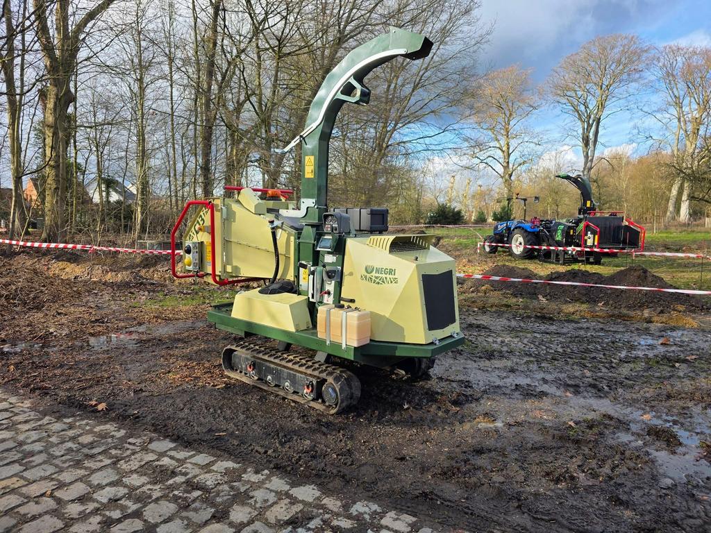 Negri C13 hakselaar op rupsen. Demomachine 60hu, Jardin & Terrasse, Déchiqueteurs, Enlèvement, Comme neuf, Essence