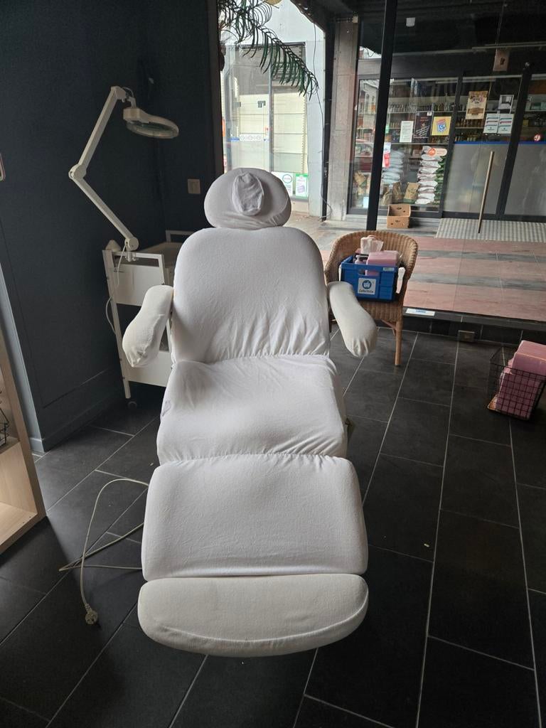 Schoonheidsstoel verstelbaar, roltafel, looplamp en stoel, Ophalen