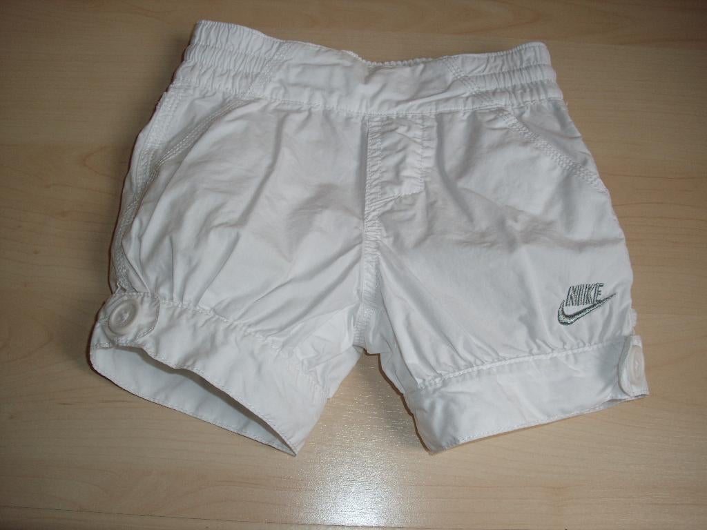 Short Nike mt.104/110, NIKE, Jongen of Meisje, Zo goed als nieuw, Ophalen