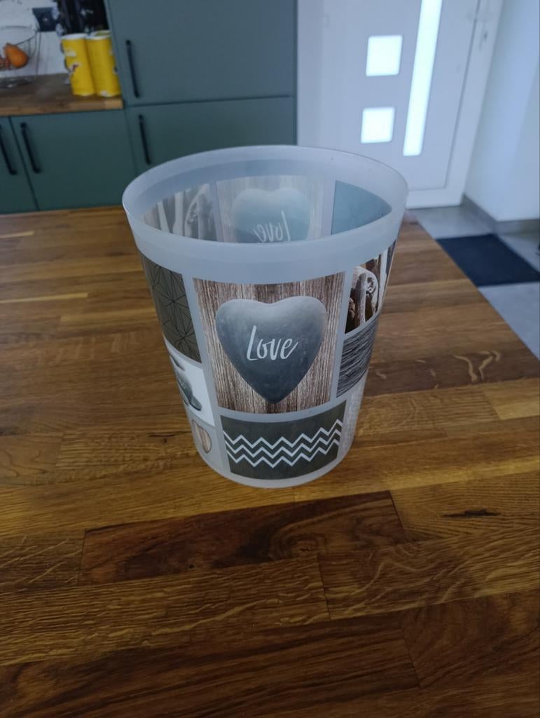 Poubelle ronde en plastique coeur/galets