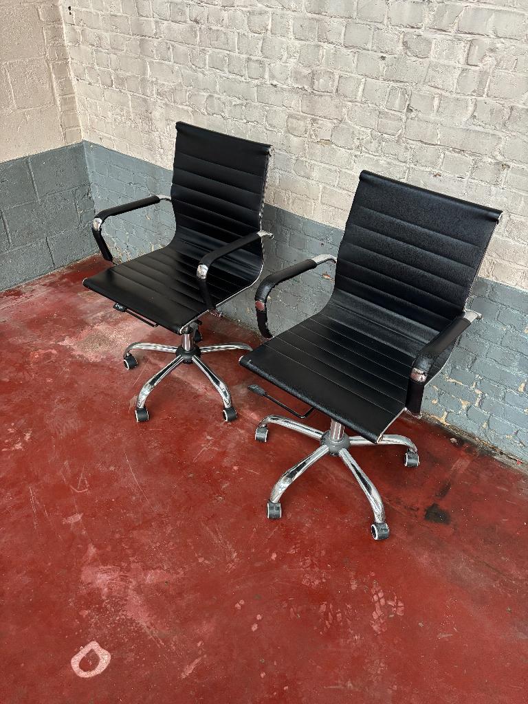 Twee bureaustoelen imitatie Vitra Eames EA 117), Enlèvement, Utilisé, Noir, Chaise de bureau