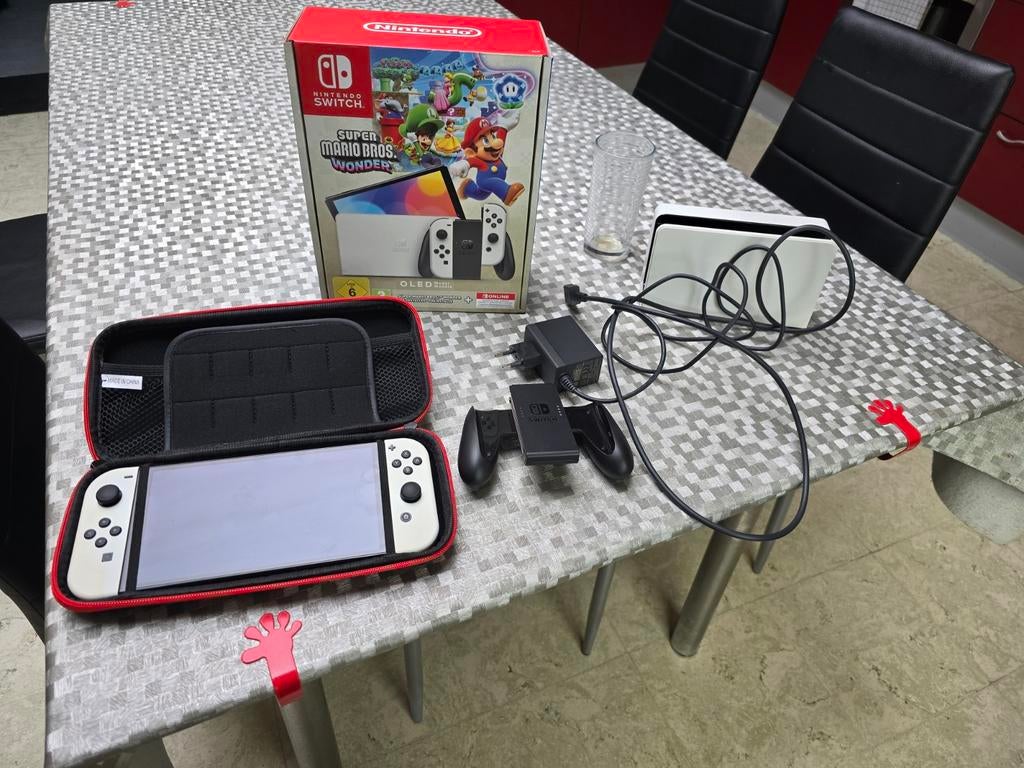 Nintendo switch oled, Games en Spelcomputers, Spelcomputers | Nintendo Switch, Ophalen, Switch OLED