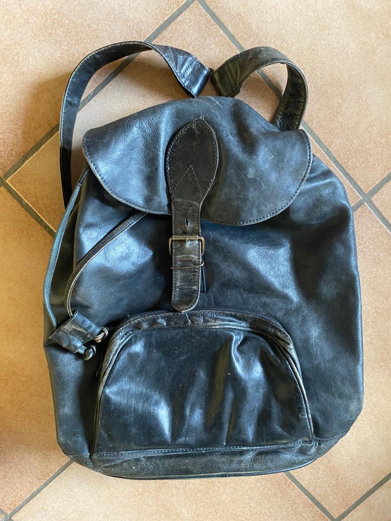 Sac à dos en beau cuir noir souple patiné vintage H 30 cm, Bijoux, Sacs & Beauté, Autres marques, 25 à 40 cm, 30 à 45 cm, Utilisé