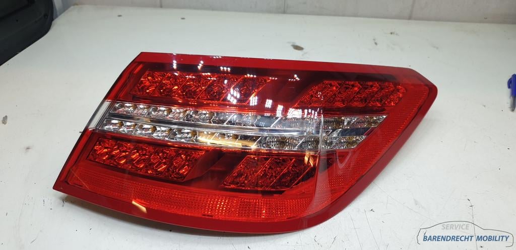 Achterlicht rechts buiten W207 E klasse coupe Mercedes 20782, Gebruikt, Mercedes-Benz AG, Mercedes-Benz, Mercedesstrasse 120
70372  Stuttgart, DE