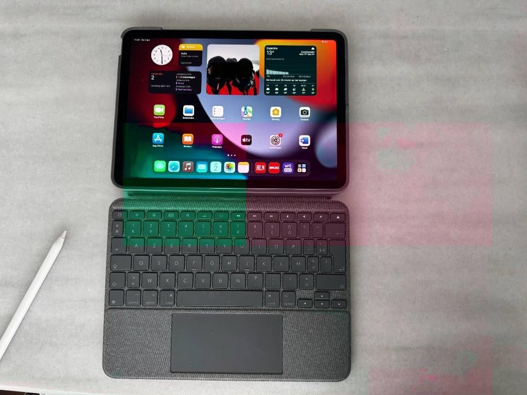 APPLE IPAD AIR  (5TH GENERATION) + PENCIL + KEYBOARD, Computers en Software, Apple iPads, Blauw, Apple iPad Air, 11 inch, Ophalen of Verzenden