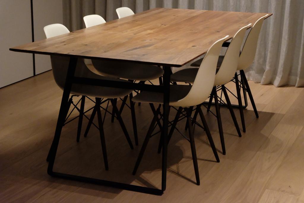 Eettafel Notelaar Volhout met zwarte metalen poten, Gebruikt, 100 tot 150 cm, 200 cm of meer, Vijf personen of meer