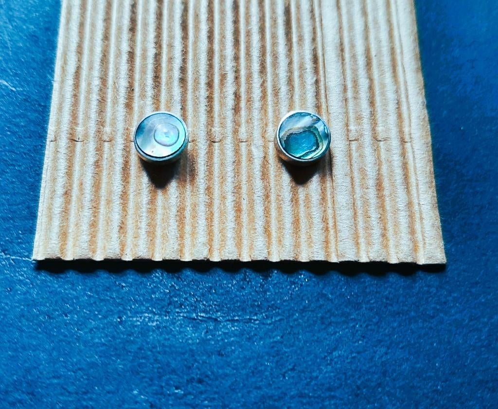 Te koop: Kleine zilveren oorbelletjes met opaas steentje., Ophalen, Blauw, Nieuw, Knopjes of Stekers