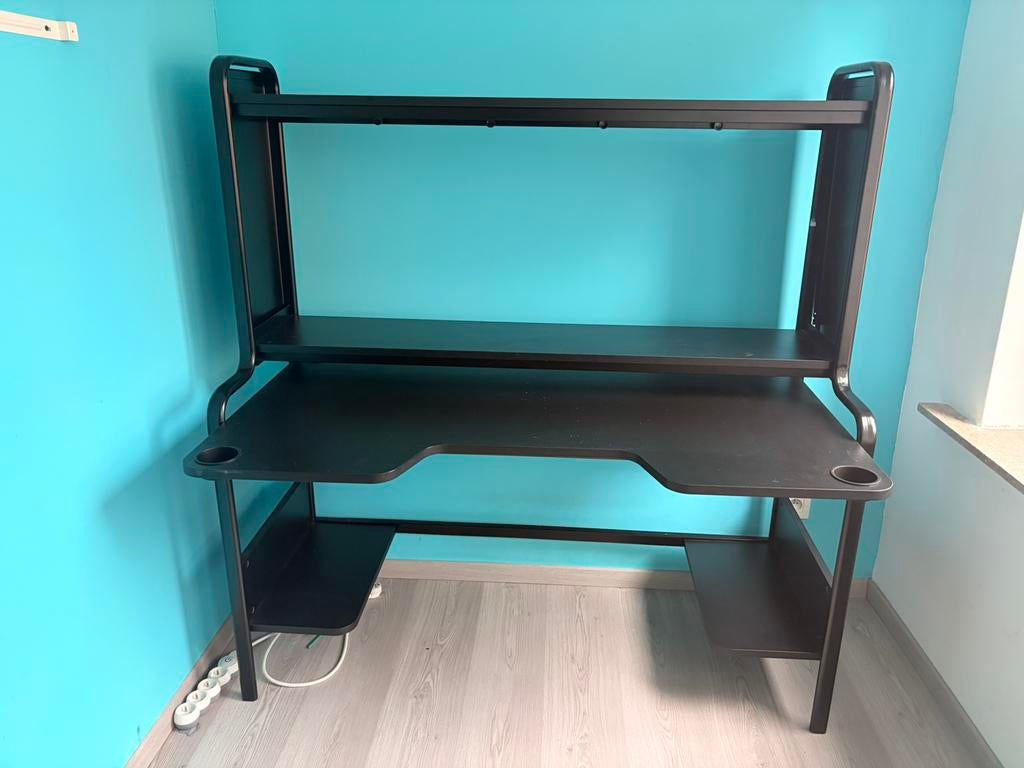 Bureau gaming Ikea Fredde, Huis en Inrichting, Bureaus, Zo goed als nieuw, Ophalen