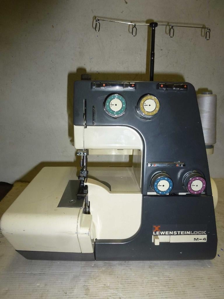 surjeteuse LEWENSTEIN LOCK  M-4  type  2048, Hobby & Loisirs créatifs, Machines à coudre & Accessoires, Enlèvement, Utilisé, Surjeteuse