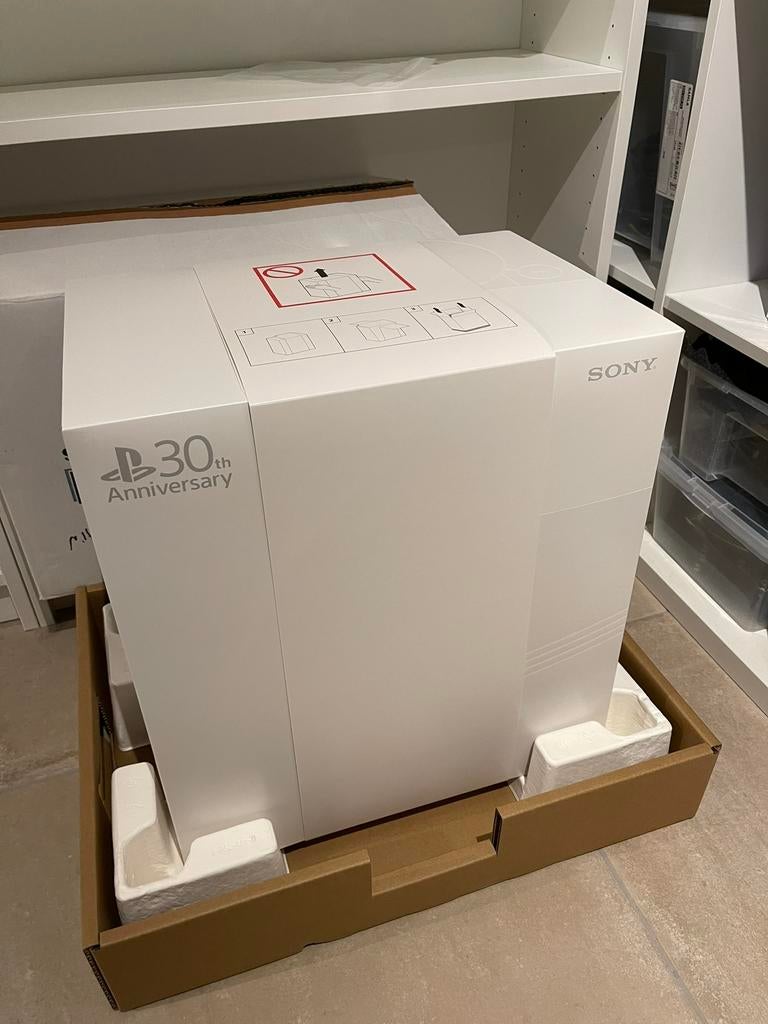 PlayStation 5 Pro 30th Anniversary Limited Edition, Enlèvement, Comme neuf, Playstation 5