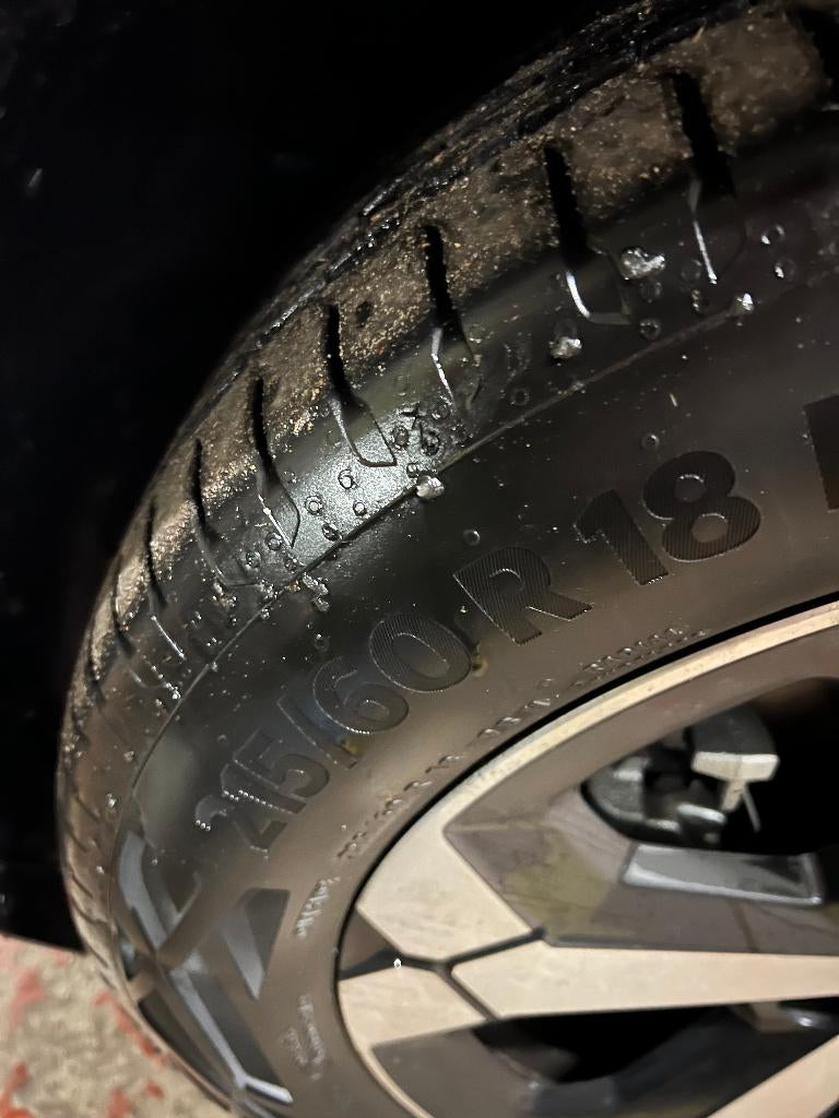 Ensemble de quatre pneus d'été Continental (215/60 R18), Autos : Pièces & Accessoires, Pneus & Jantes, 215 mm, 16 pouces, Véhicule de tourisme